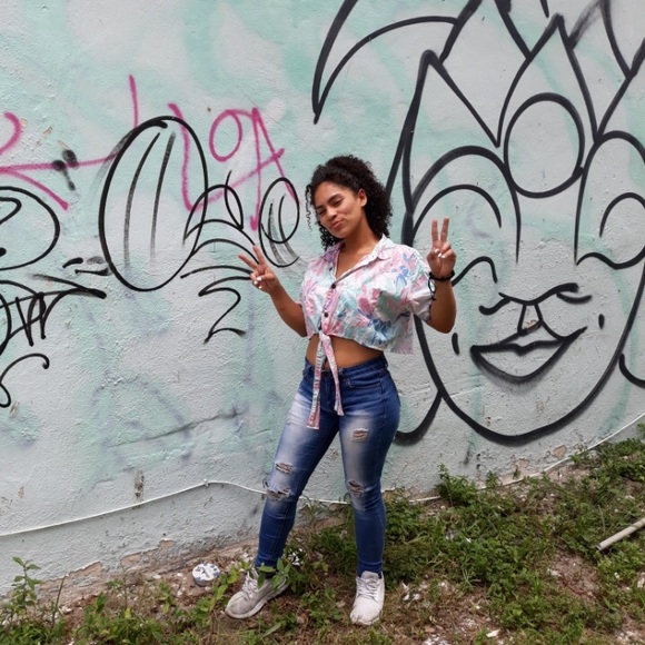 Custom Hawaiian Croptop - Picture 3 of 3